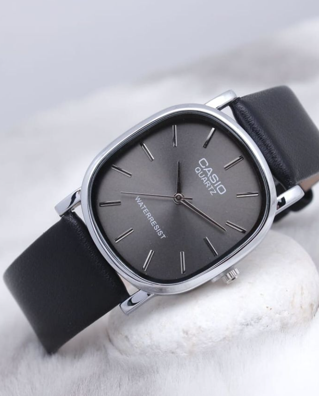 Swiss Quartz Leather Wristwatch